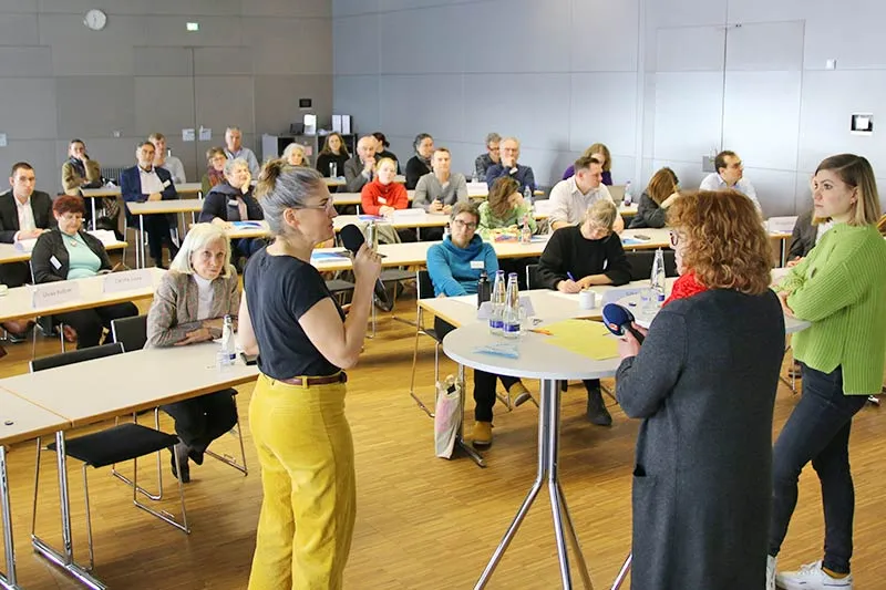 Teilnehmer bei einer intensiven Diskussionsrunde in den Räumen der Akademie