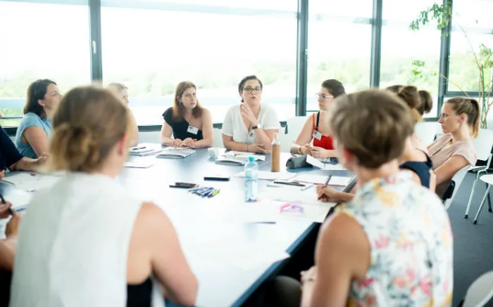 Teilnehmer diskutieren und erarbeiten Lösungen in einem interaktiven Workshop zur frühkindlichen Bildung
