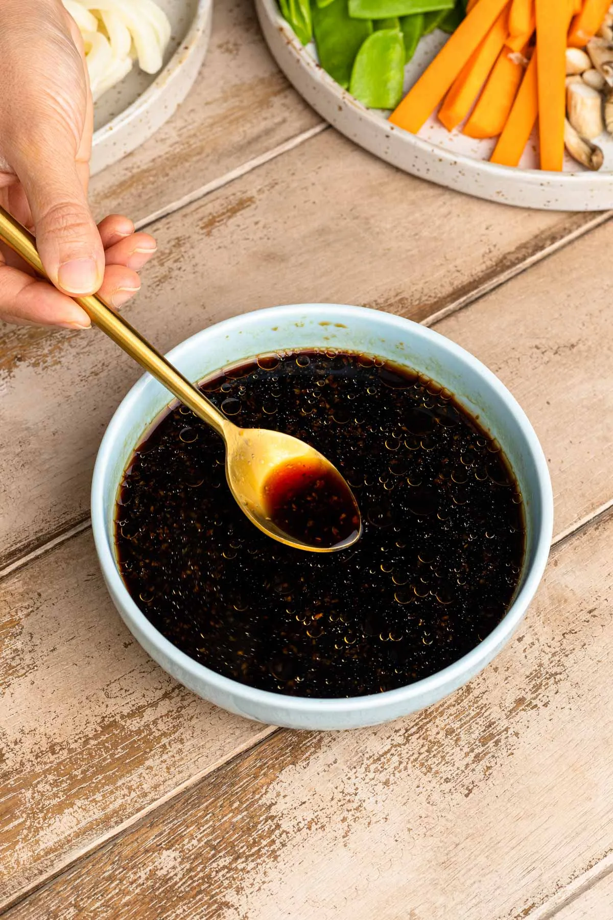 Teriyaki-Sauce in einer kleinen Schüssel