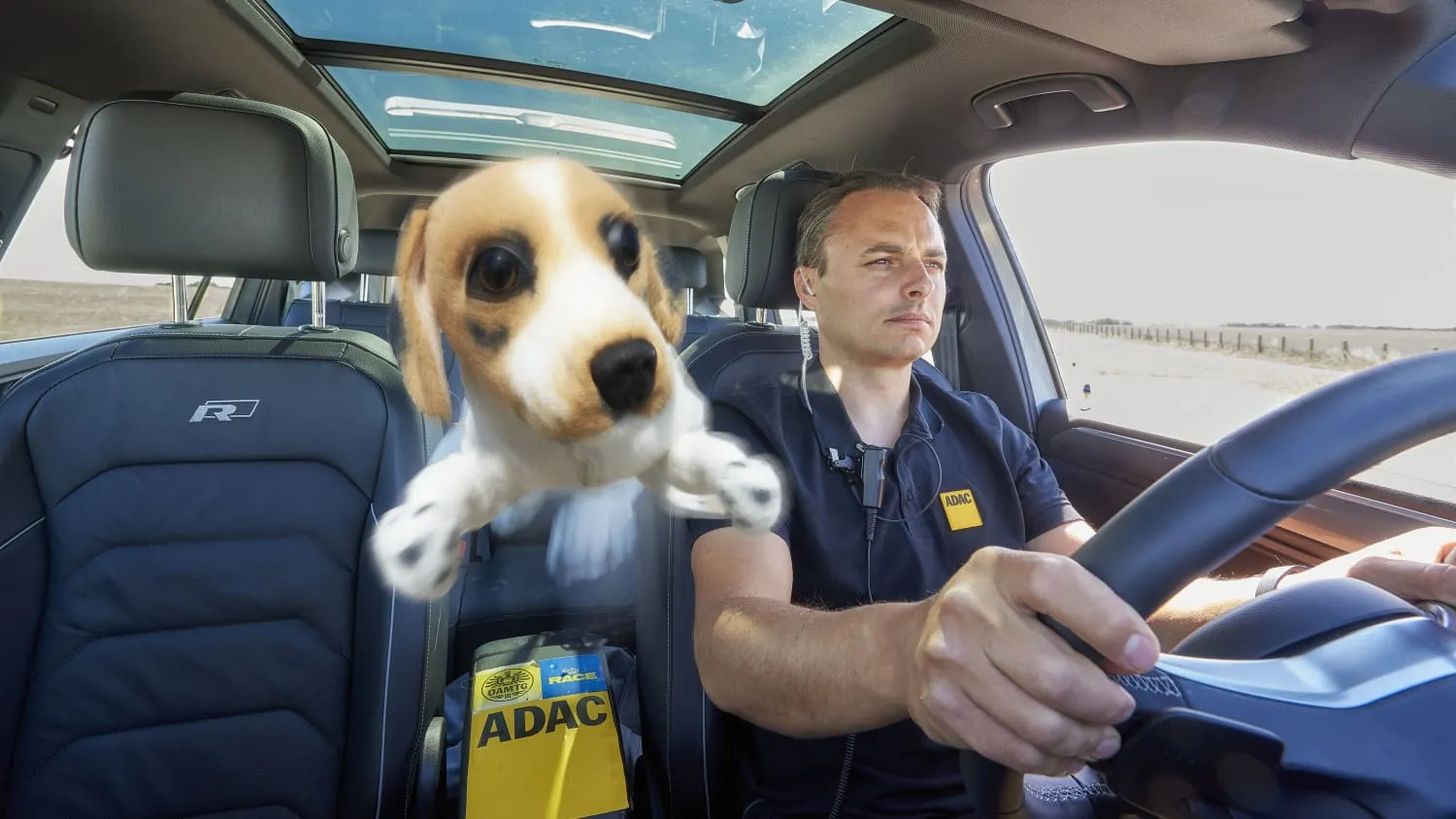 Testleiter Bernd Ulmann bei der Testfahrt Tiersicherung im Auto