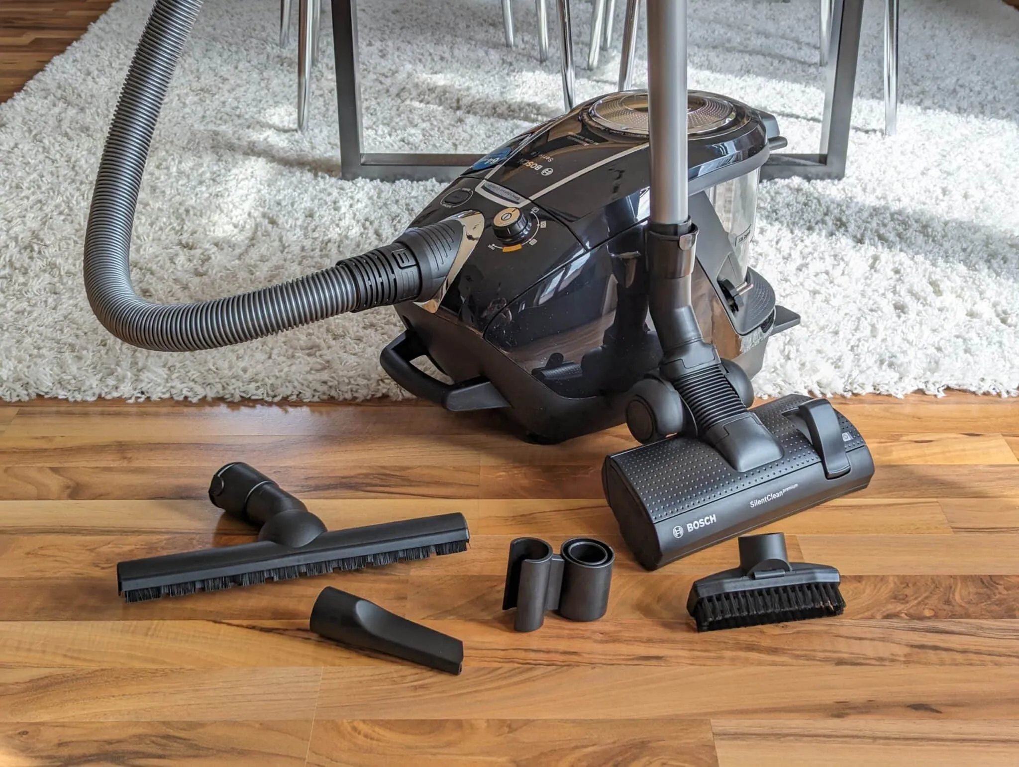 Testsieger Bosch ProSilence Serie 8 BGS7MS64 mit umfassendem Zubehör