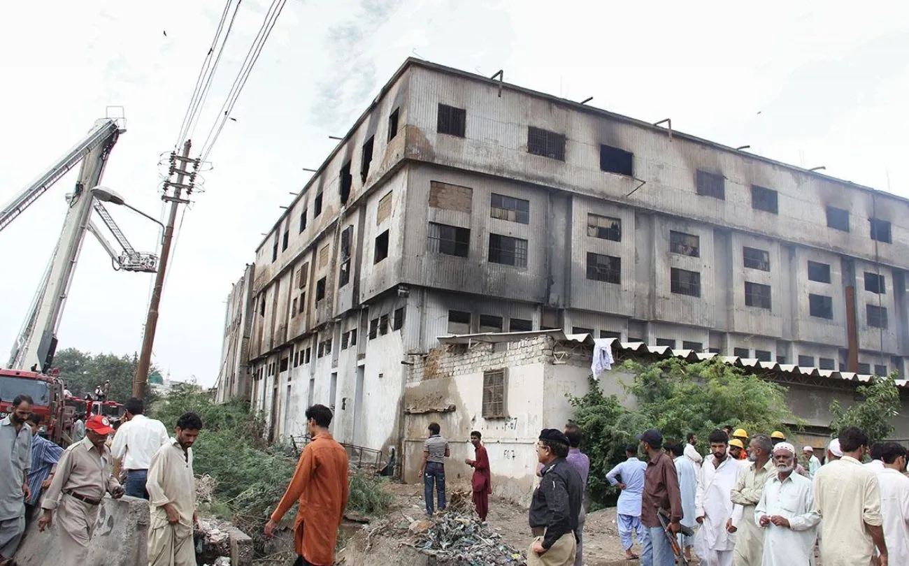 Textilfabrik mit Arbeitern an Nähmaschinen