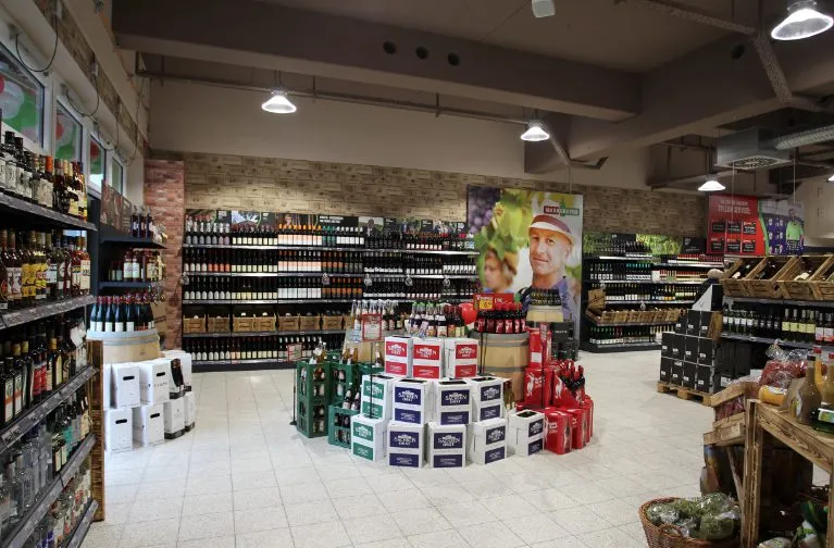 Thekenbereich des Markgrafen Getränkemarktes in Naumburg mit freundlicher Atmosphäre und Kassen