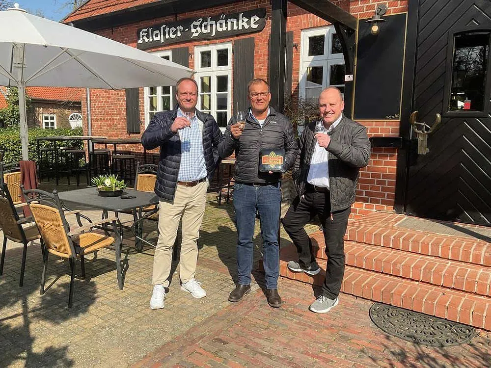 Thomas Panitz, Jens Burgdorf und Kai Wessel stoßen auf die Habanos Terrasse an