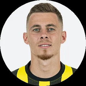 Thorgan Hazard blickt konzentriert auf das Spielfeld