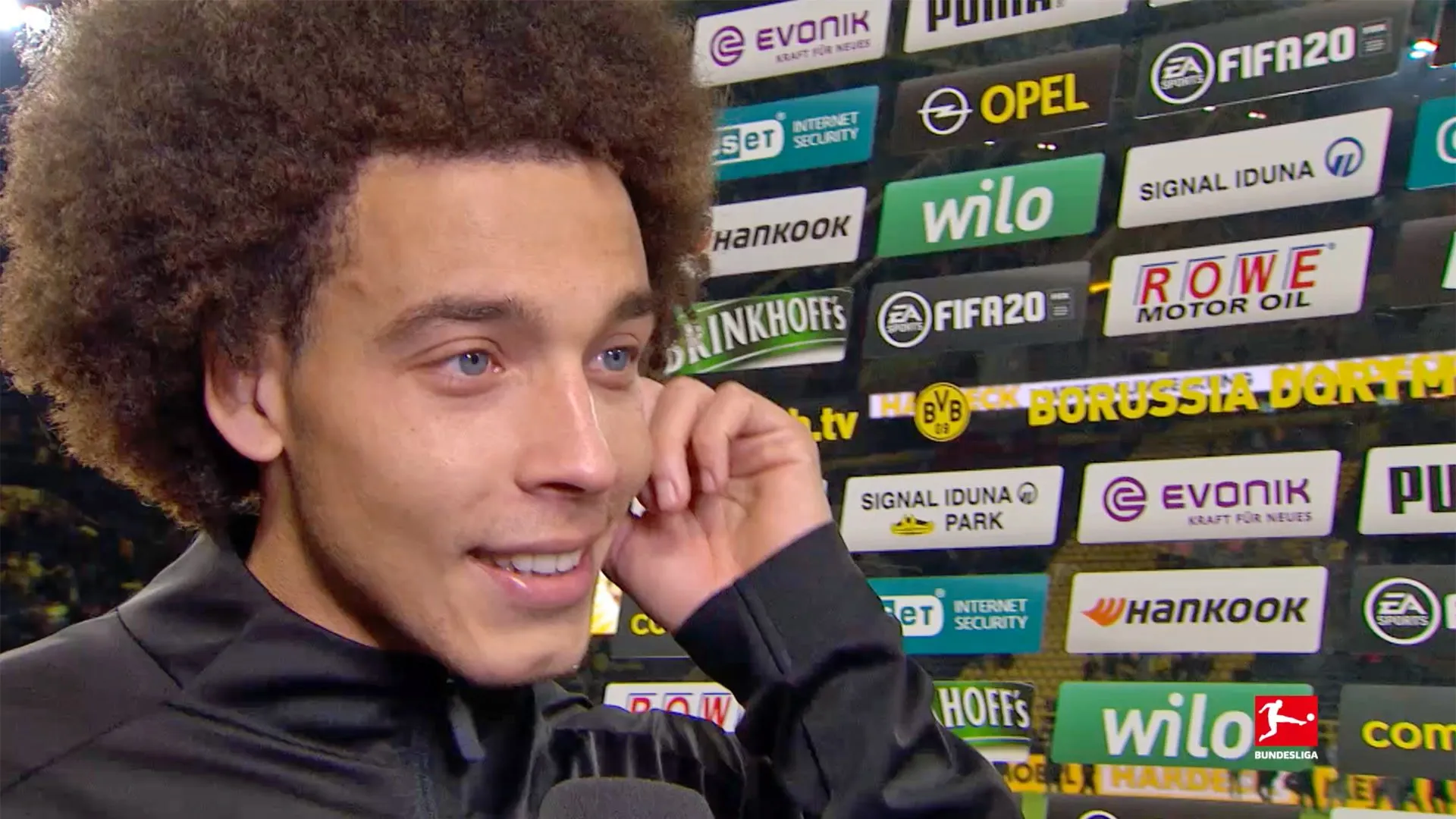 Thorgan Hazard feiert sein erstes Tor für Borussia Dortmund gegen den VfL Wolfsburg