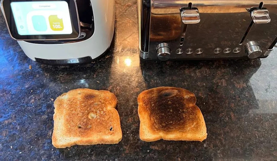 Tineco Toasty One und ein Standard-Toaster im Vergleich, mit Beispiel-Toast von beiden Geräten.