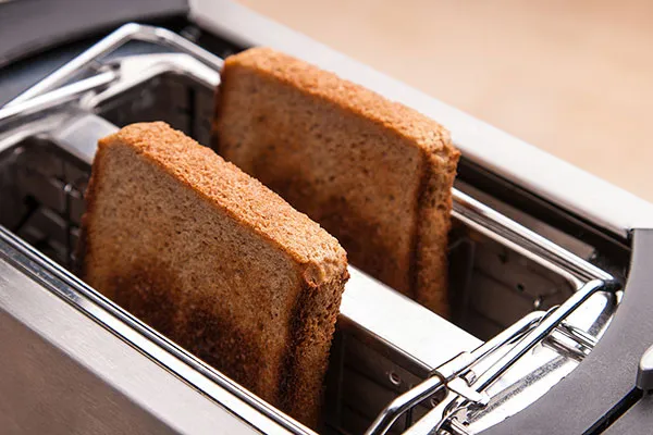 Toaster mit zwei getoasteten Toastscheiben