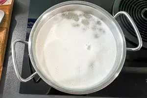 Topf mit Wasser und Reis zum Kochen bringen