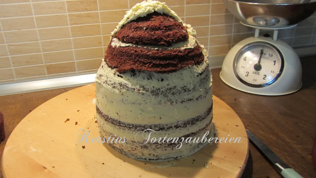 Torte komplett mit braunem Fondant überzogen