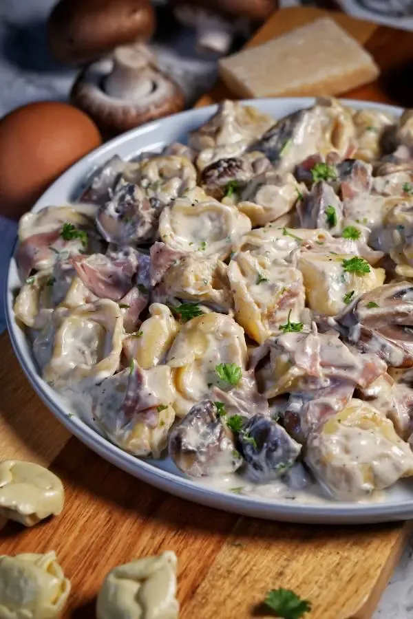 Tortellini alla Panna mit Pilzen und Sahnesauce, eine köstliche und schnelle Variation des italienischen Klassikers