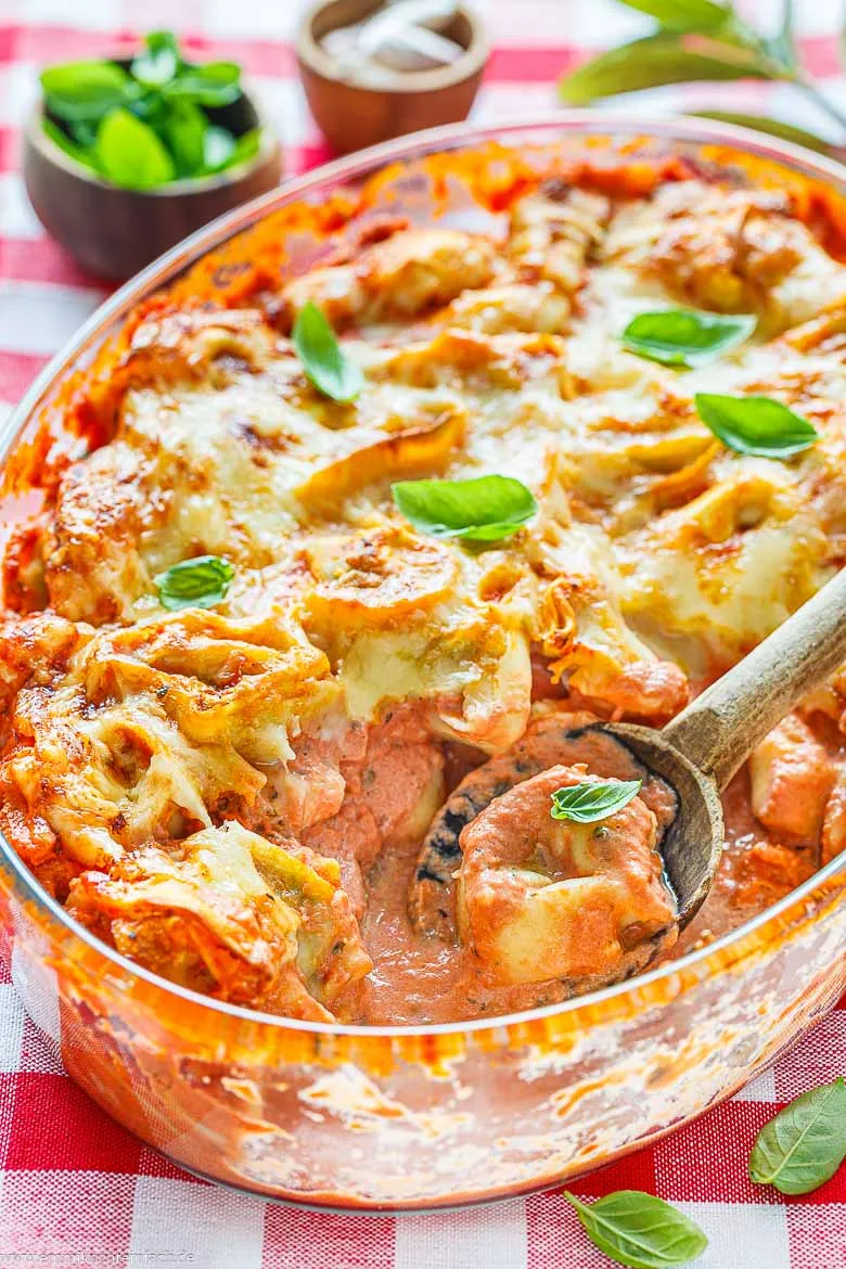 Tortellini in cremiger Tomaten-Sahne-Soße aus dem Ofen