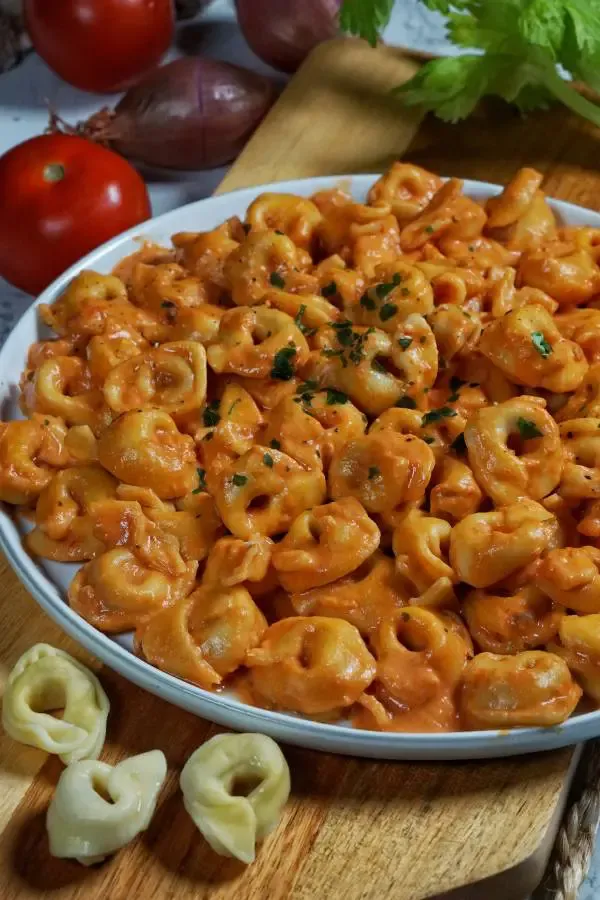 Tortellini in einer reichhaltigen Tomaten Sahne Sauce, ein schnelles und klassisches Gericht für die Familie