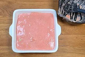 Tortellini und Tomatensoße in eine Auflaufform geben