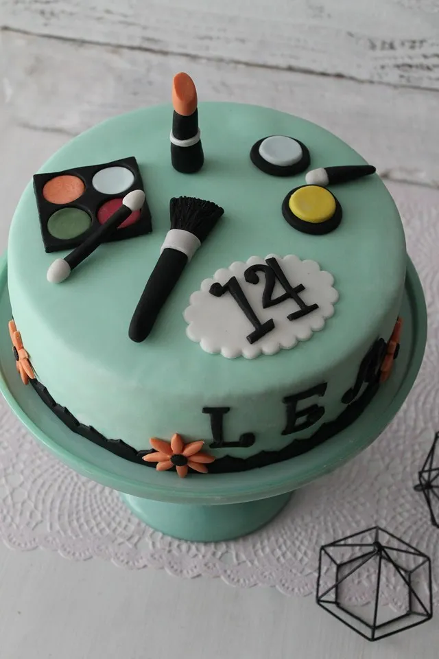 Tortenböden mit Erdbeer-Vanille Marmelade und Lemon Curd Buttercreme gefüllt