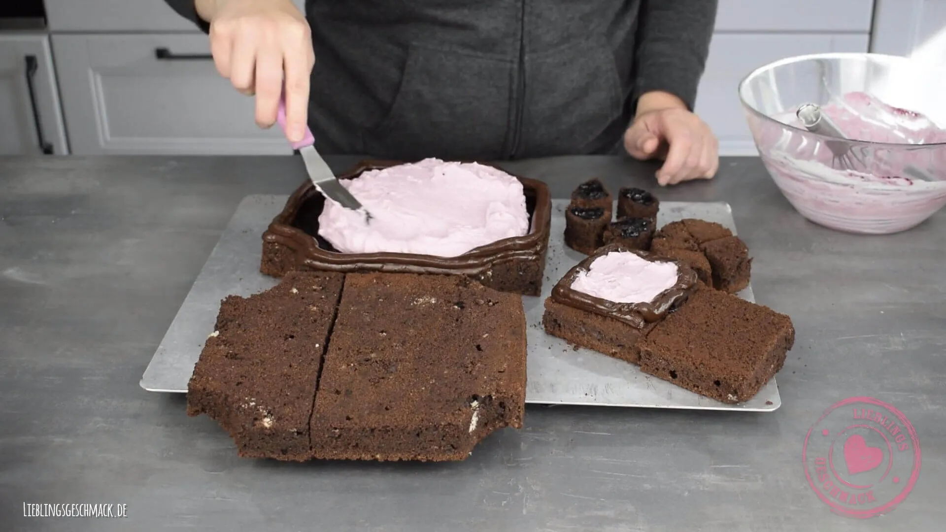 Tortenböden werden mit Füllung und Ganache gestapelt