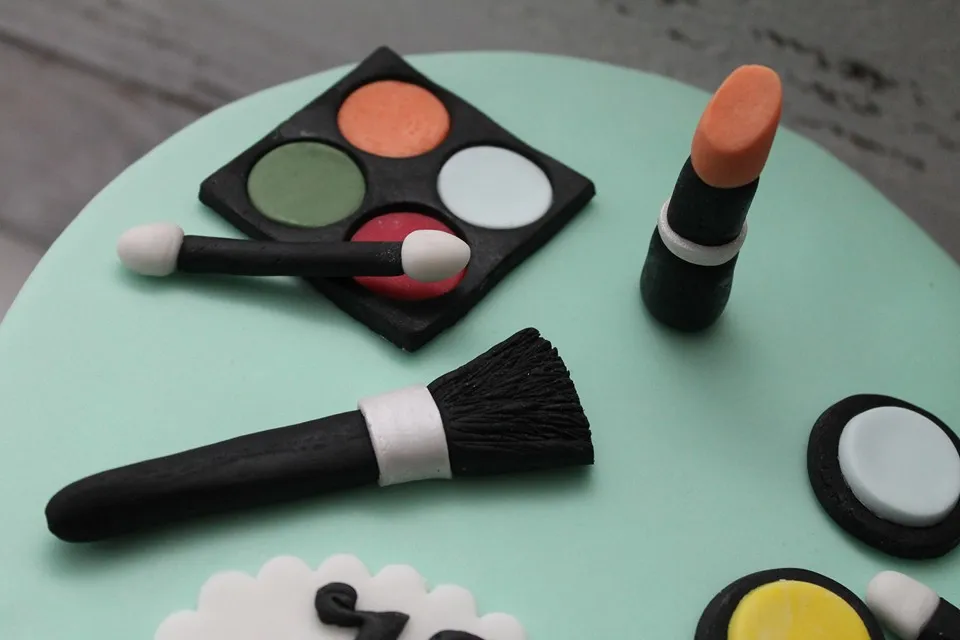 Tortenmasse in zwei separaten Behältern für gleichmäßiges Backen