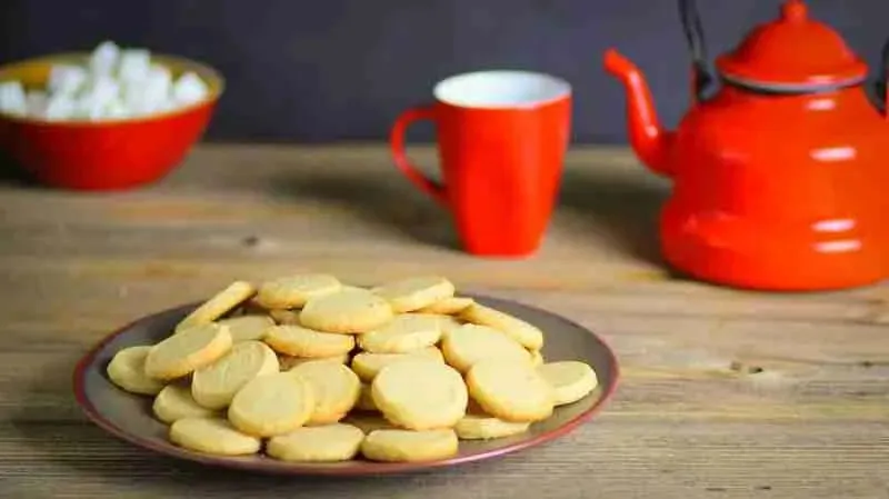 Traditionelle Heidesand-Kekse, eine norddeutsche Spezialität, auf einem Backblech angerichtet