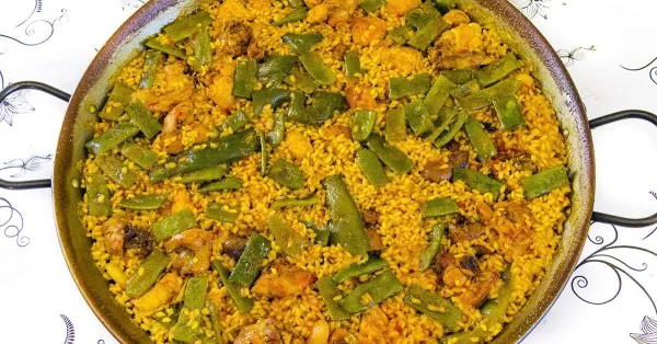 Traditionelle Paella, ein bekanntes Reisgericht aus Valencia