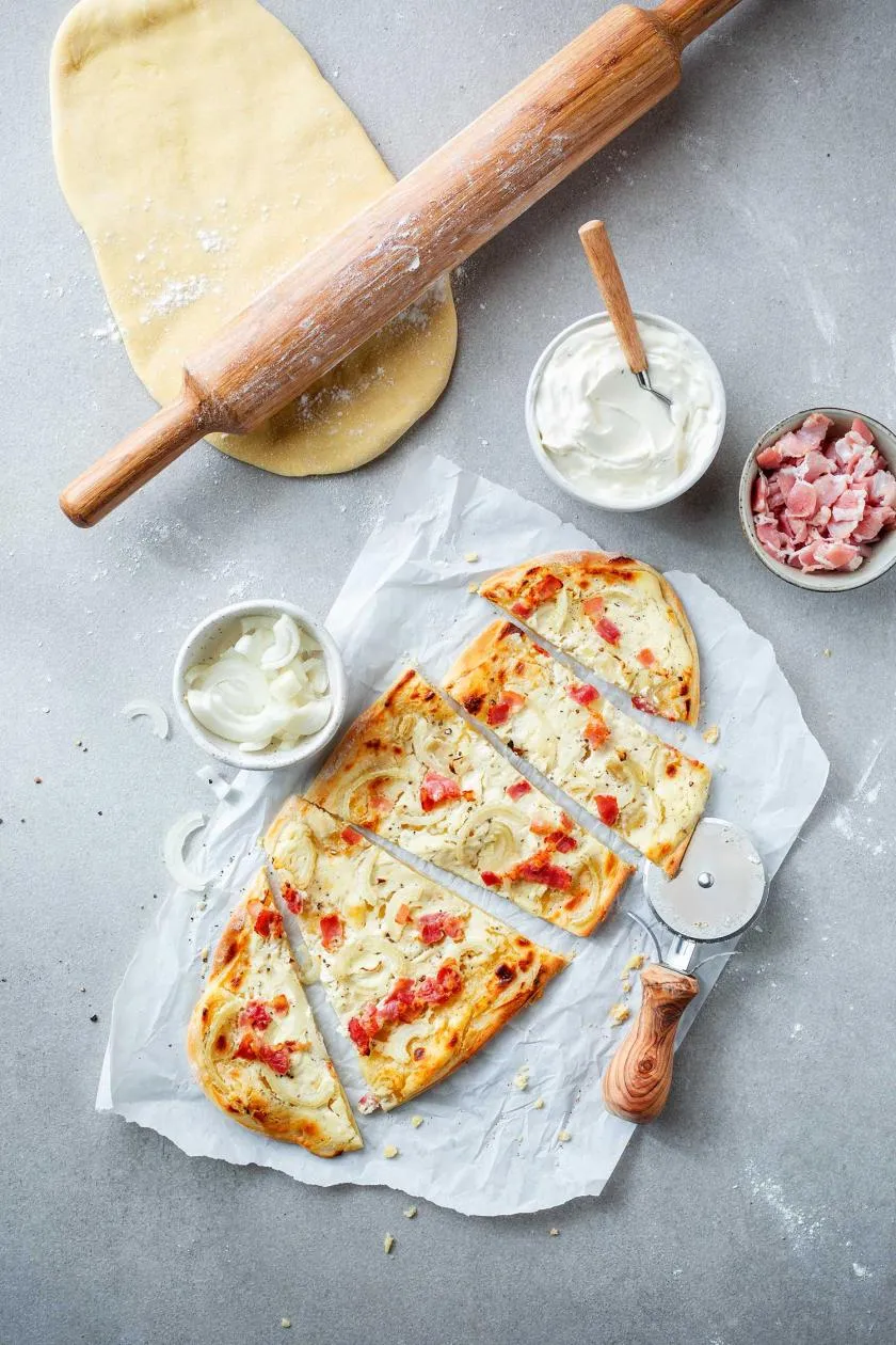 Traditioneller Speck- und Zwiebel-Flammkuchen