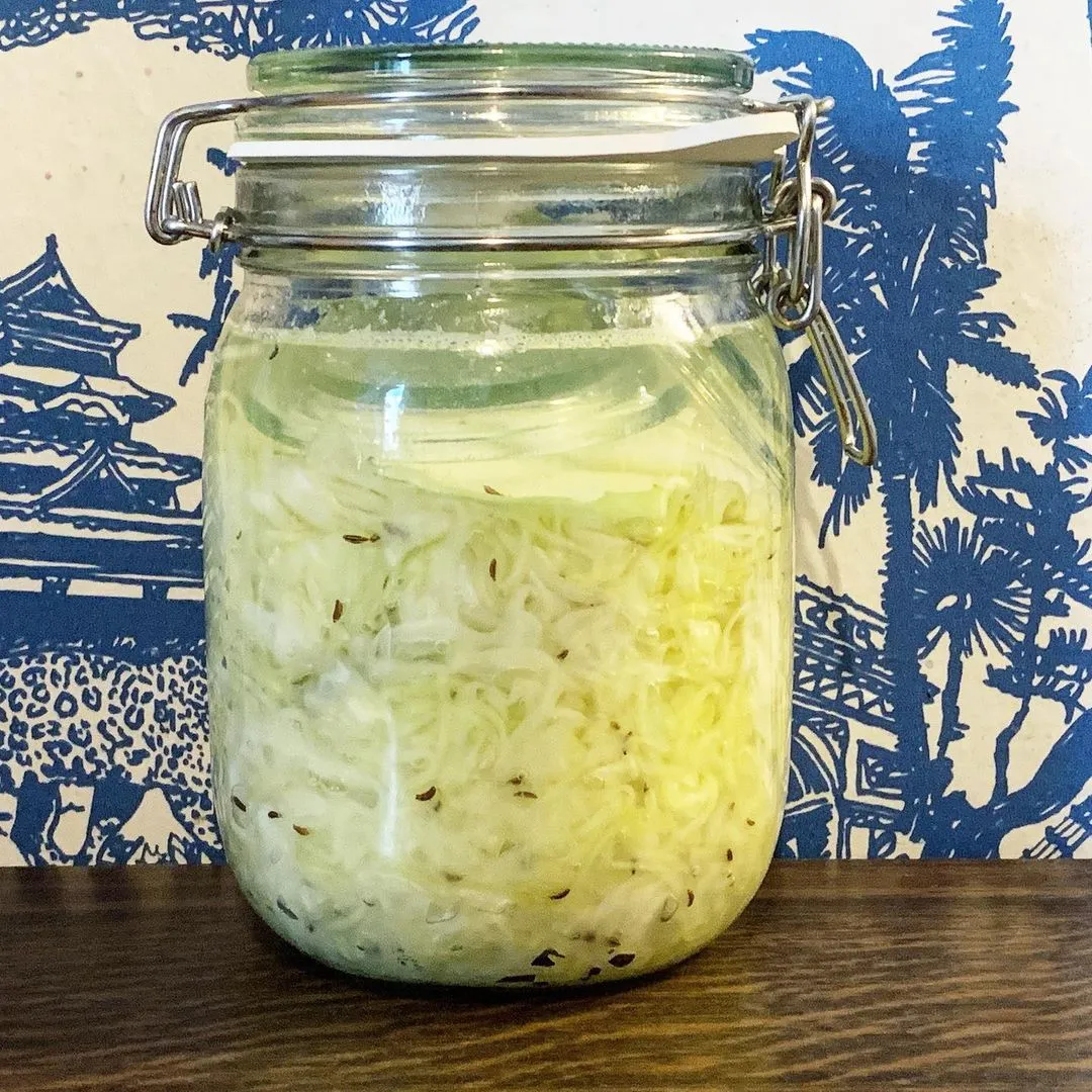 Traditionelles deutsches Sauerkraut, fest in einem Weckglas mit Metallbügeln und Gummidichtung