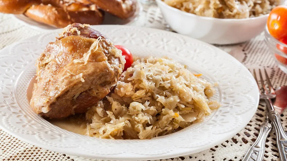 Traditionelles Eisbein mit Sauerkraut appetitlich auf einem Teller angerichtet