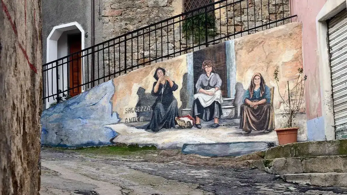 Traditionelles sardisches Gebäude in einer malerischen Herbstlandschaft