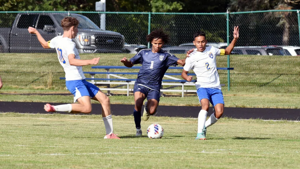 Trainer David Skoczyn auf dem Fußballfeld