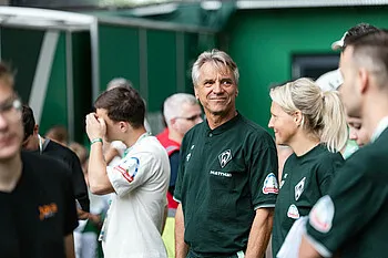 Trainer Horst Steffen konzentriert am Spielfeldrand im Weserstadion während eines Spiels