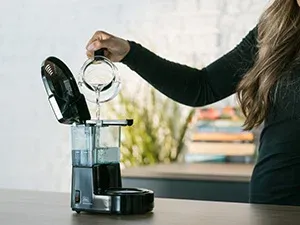 Transparenter Wassertank der Melitta Aromaboy mit Tassenskalierung für einfache Dosierung