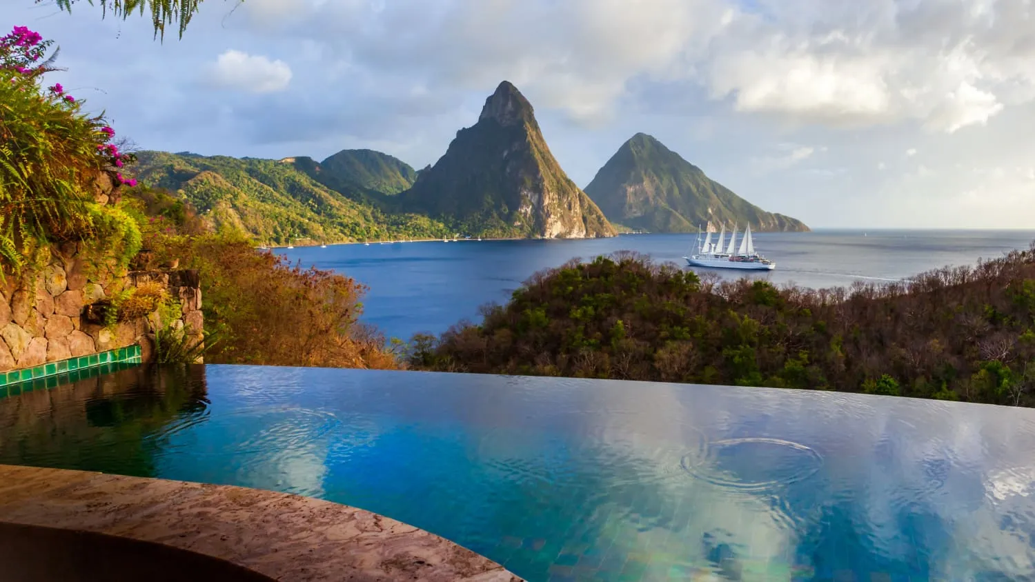 Traumhafter Poolblick auf die Jade felsen auf Saint Lucia