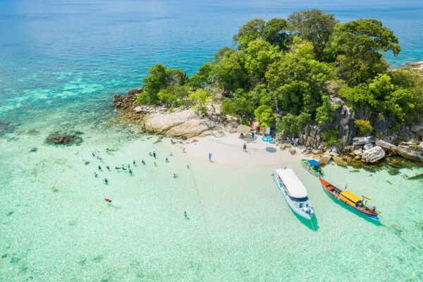 Türkisblaues Meer und Boote vor Koh Rok in Thailand
