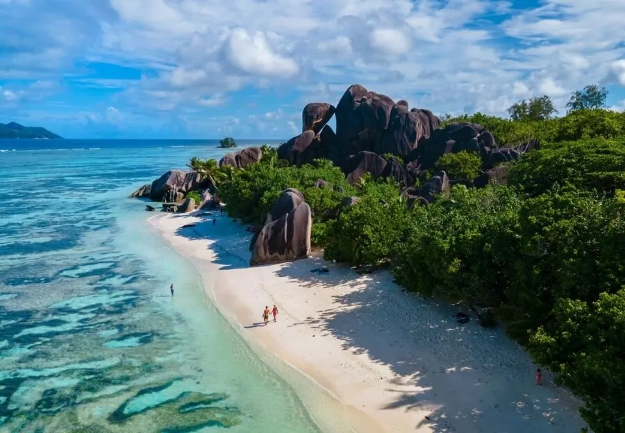 Türkisblaues Meer und weiße Sandstrände der Seychellen im August, ideal für tropische Rückzugsorte