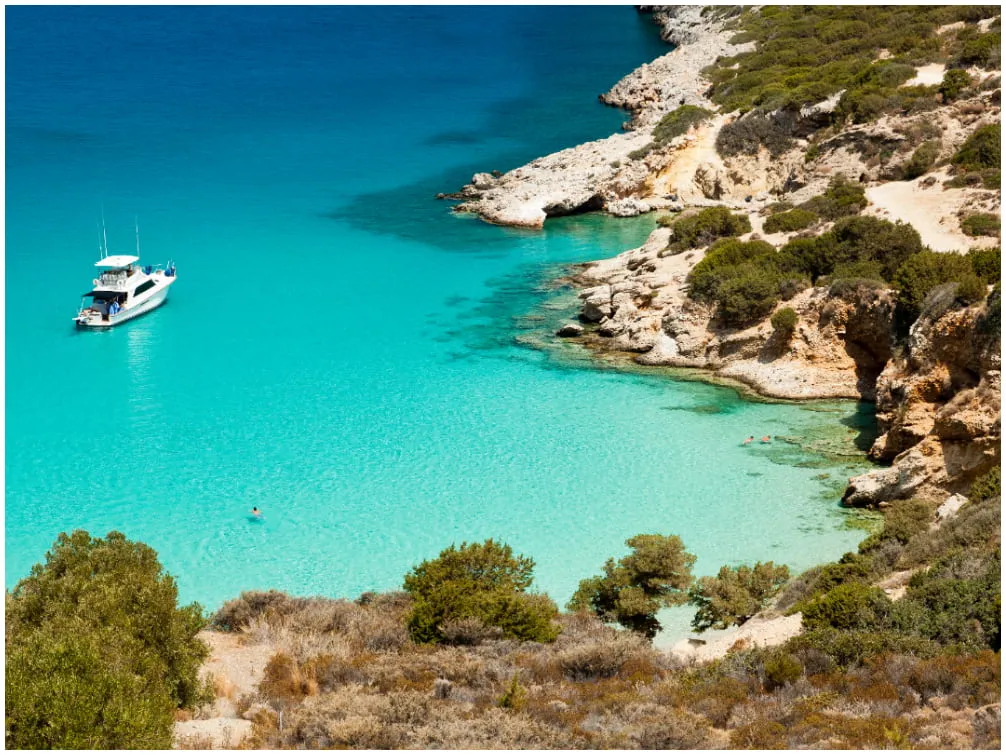Türkisblaues Wasser und malerische Buchten auf Kreta