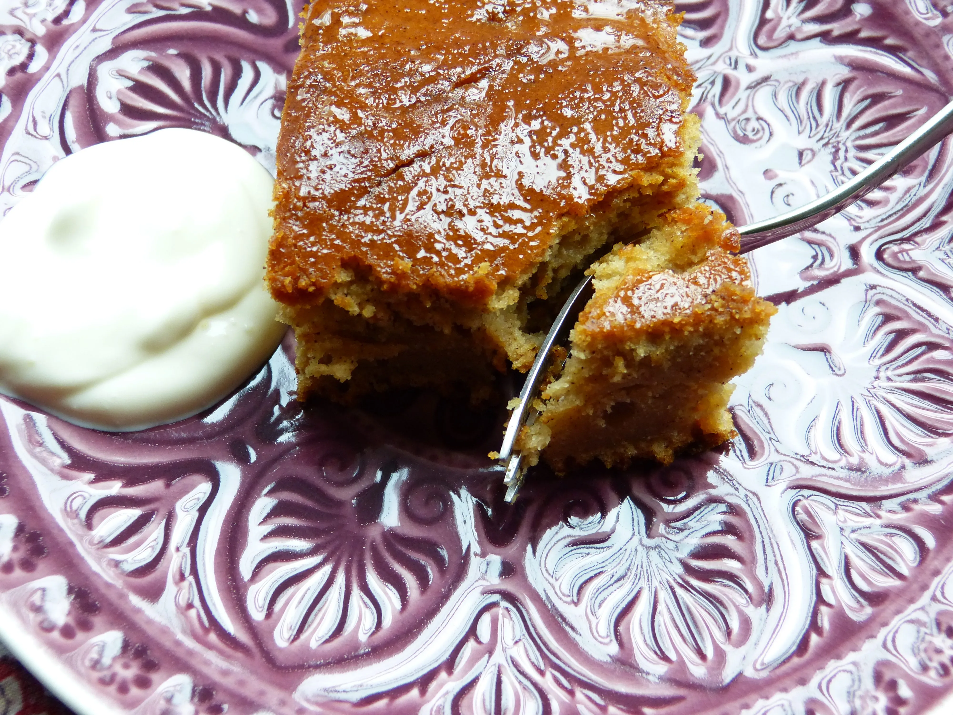 Türkischer Kaffee-Joghurt-Kuchen, frisch gebacken und mit Sirup bepinselt, angerichtet mit Crème fraîche.