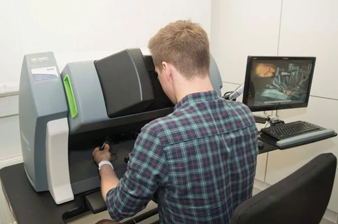 Übung zur Gefäßdissektion am virtuellen Simulator für robotische Chirurgie (Mimic dV-Trainer)