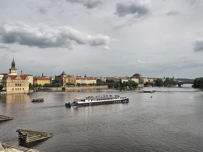 Uferpromenade in Prag