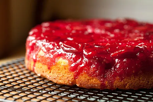 Umgedrehter Pflaumenkuchen zum Abkühlen