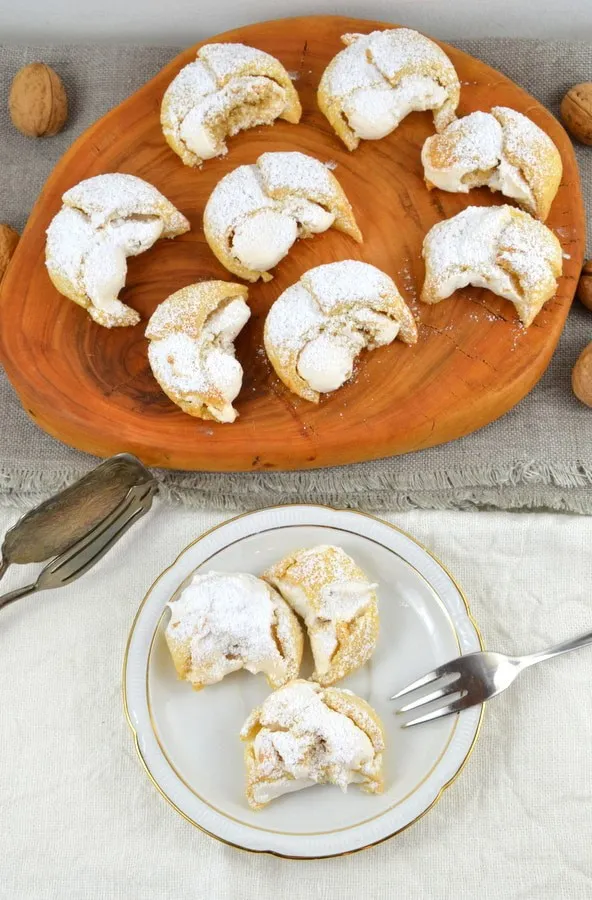 Ungarische Nusskrapferl, luftige und leckere Gebäcke mit Walnussfüllung für die Feiertage