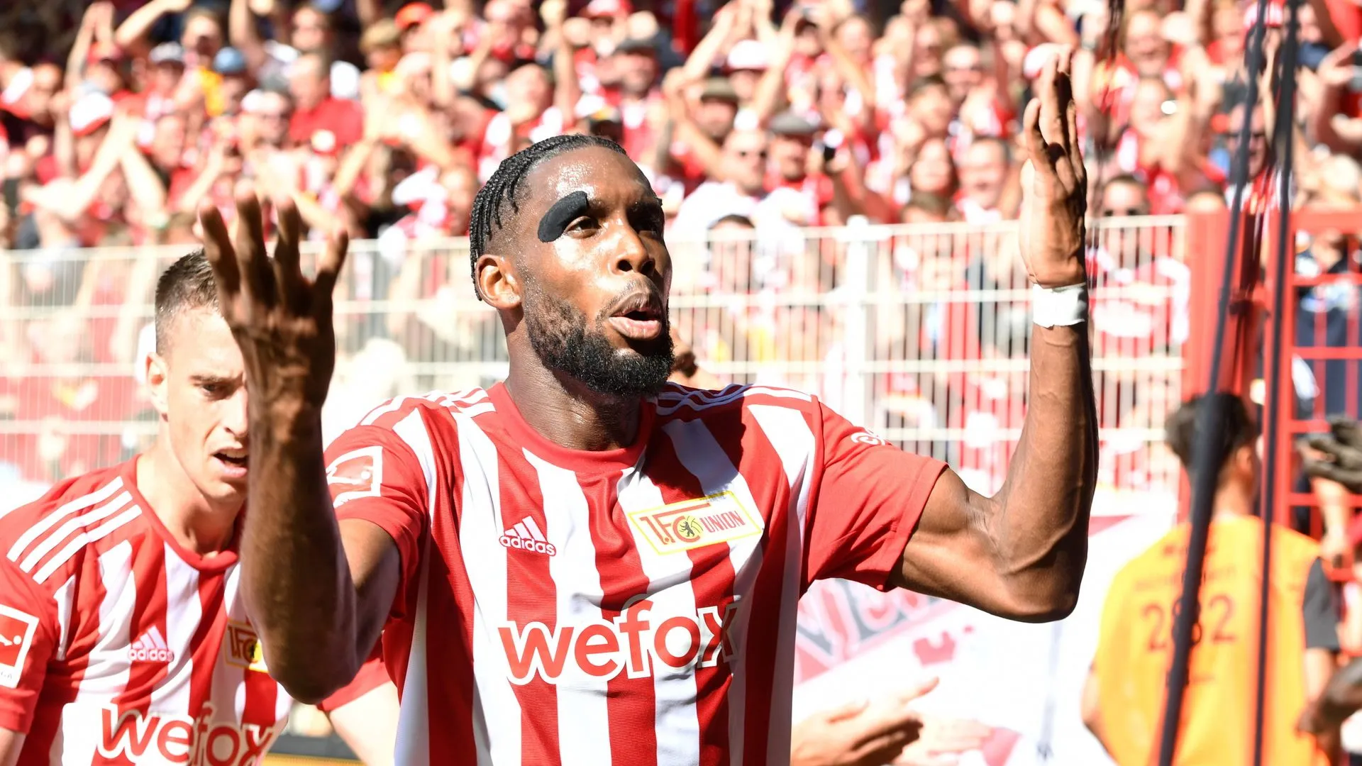 Union Berlin feiert einen Derbysieg im eigenen Stadion gegen Hertha BSC.