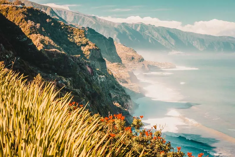 Üppige Landschaft auf Madeira mit herbstlicher Färbung
