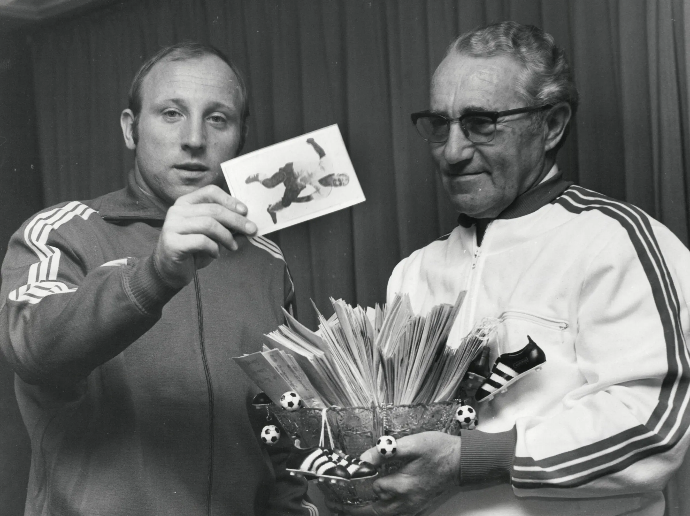 Uwe Seeler, der Stürmer mit den drei Streifen, und Adi Dassler auf einer PR-Tour.