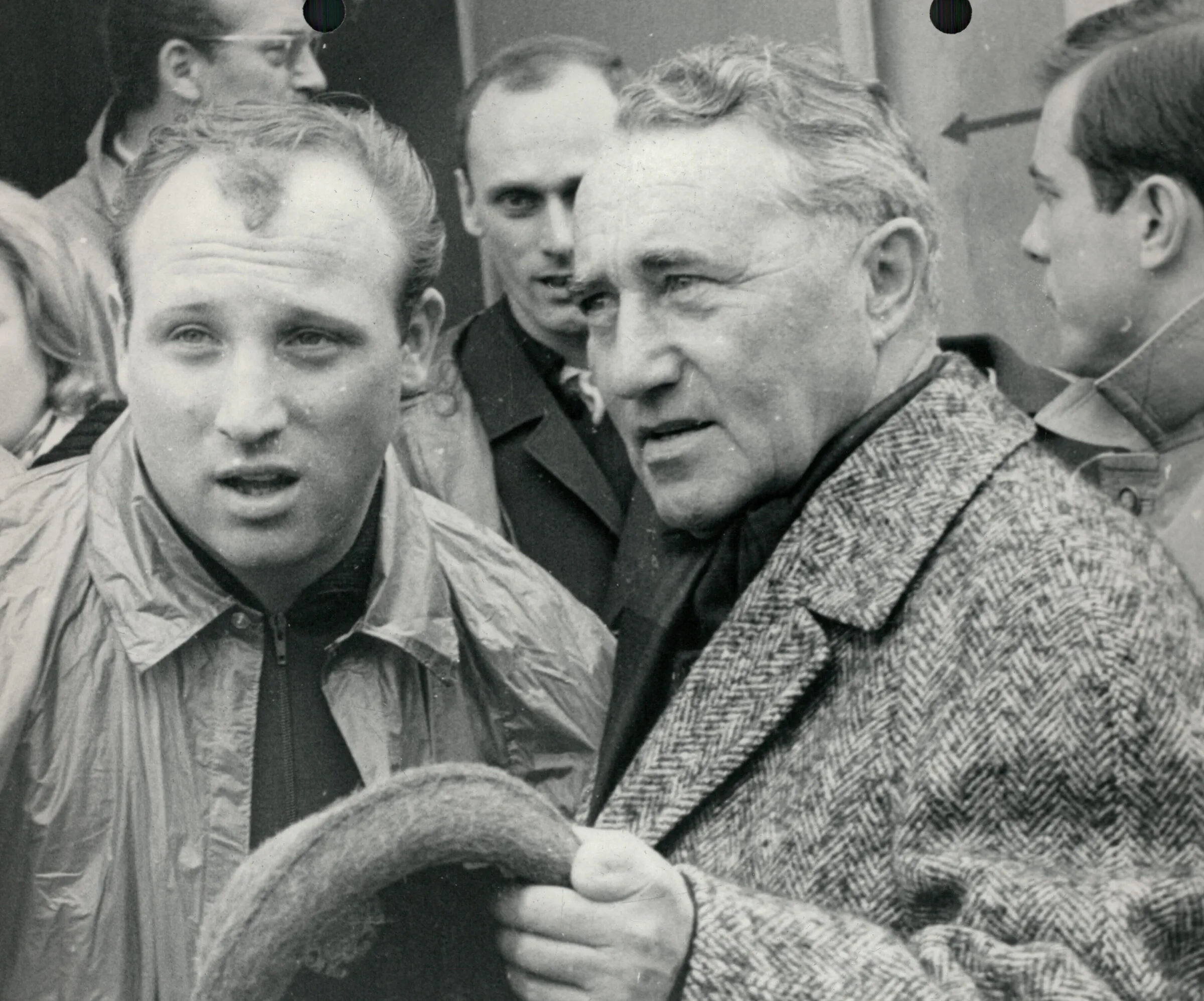 Uwe Seeler in jungen Jahren auf dem Spielfeld, eine Ikone des deutschen Fußballs.