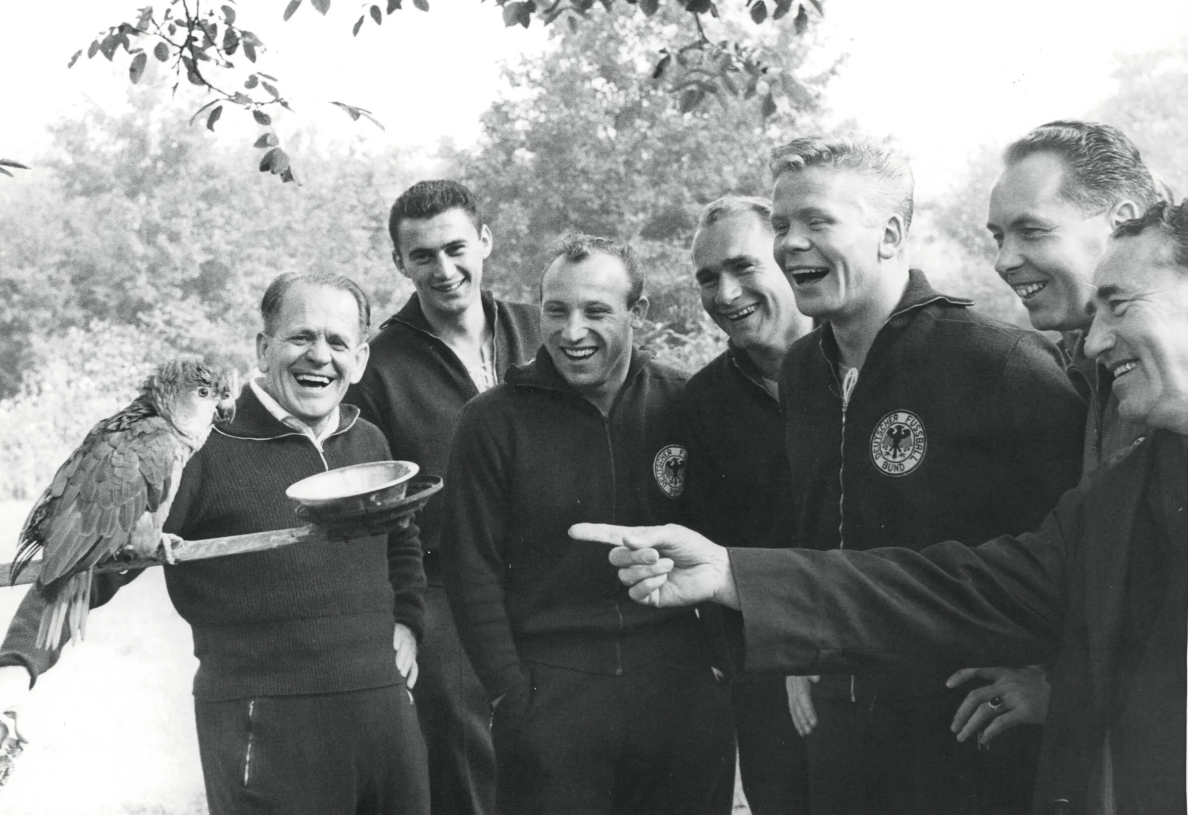 Uwe Seeler, Sepp Herberger, Helmut Haller, Erich Deuser und Adi Dassler im Trainingslager der Nationalmannschaft.