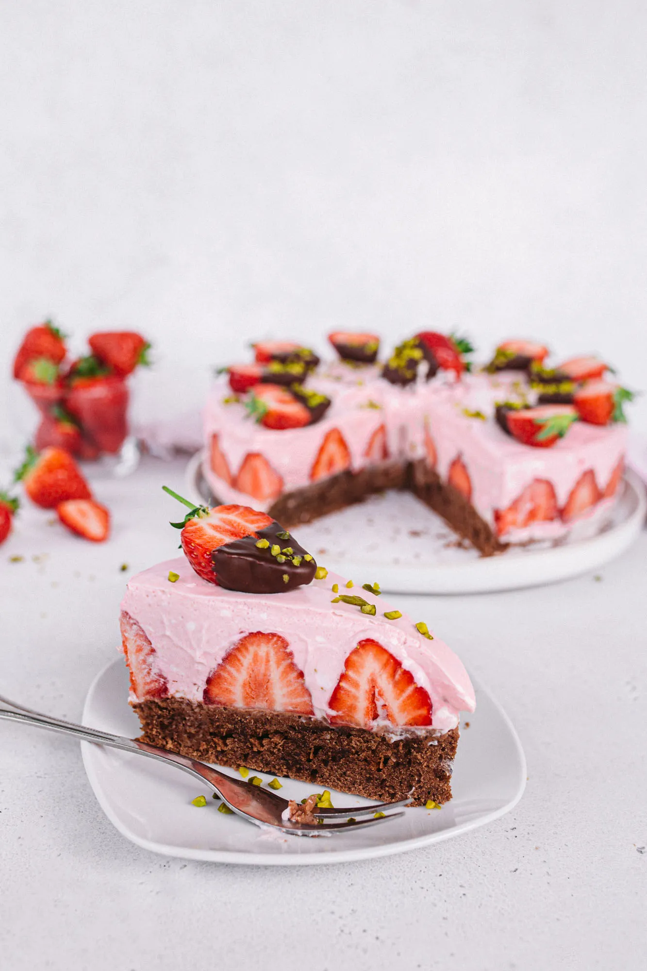 Vegane Erdbeer Sahne Torte mit Schokoladenboden