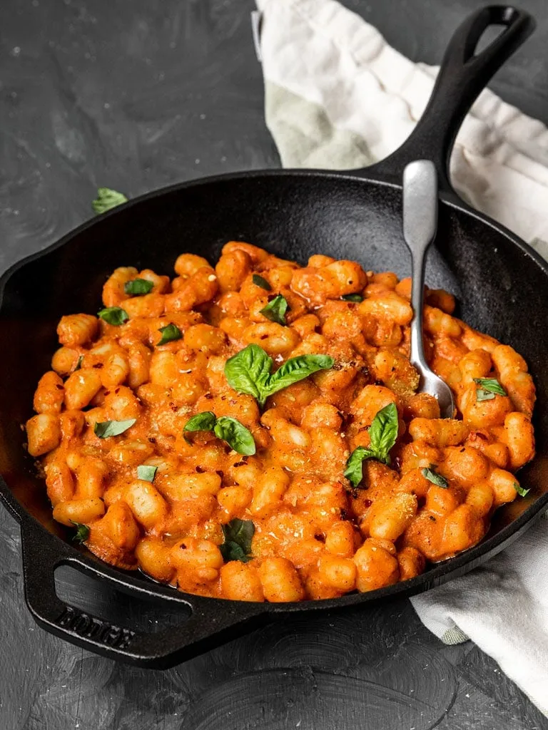 Vegane Gnocchi in cremiger Tomatensauce, bereit zum Servieren