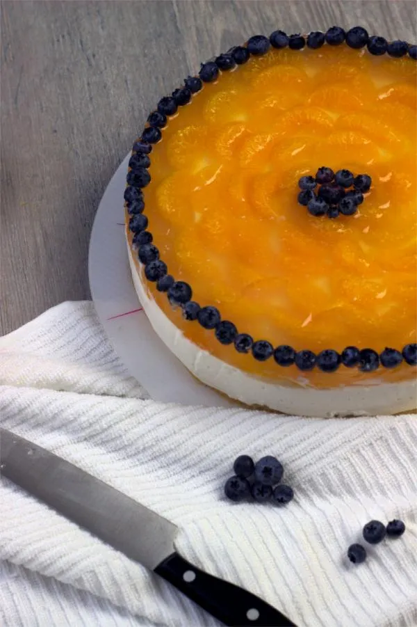 Vegane Mandarinen Käsesahnetorte mit luftigem Biskuit und cremiger Füllung