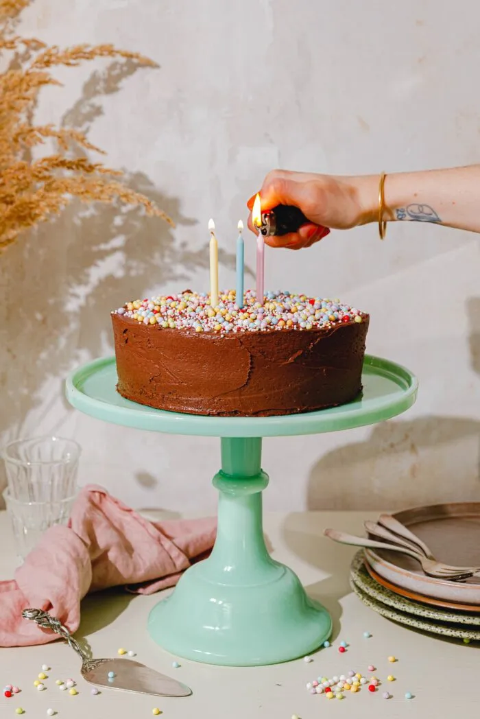 Veganer Geburtstagskuchen mit Schoko-Frosting und bunten Streuseln