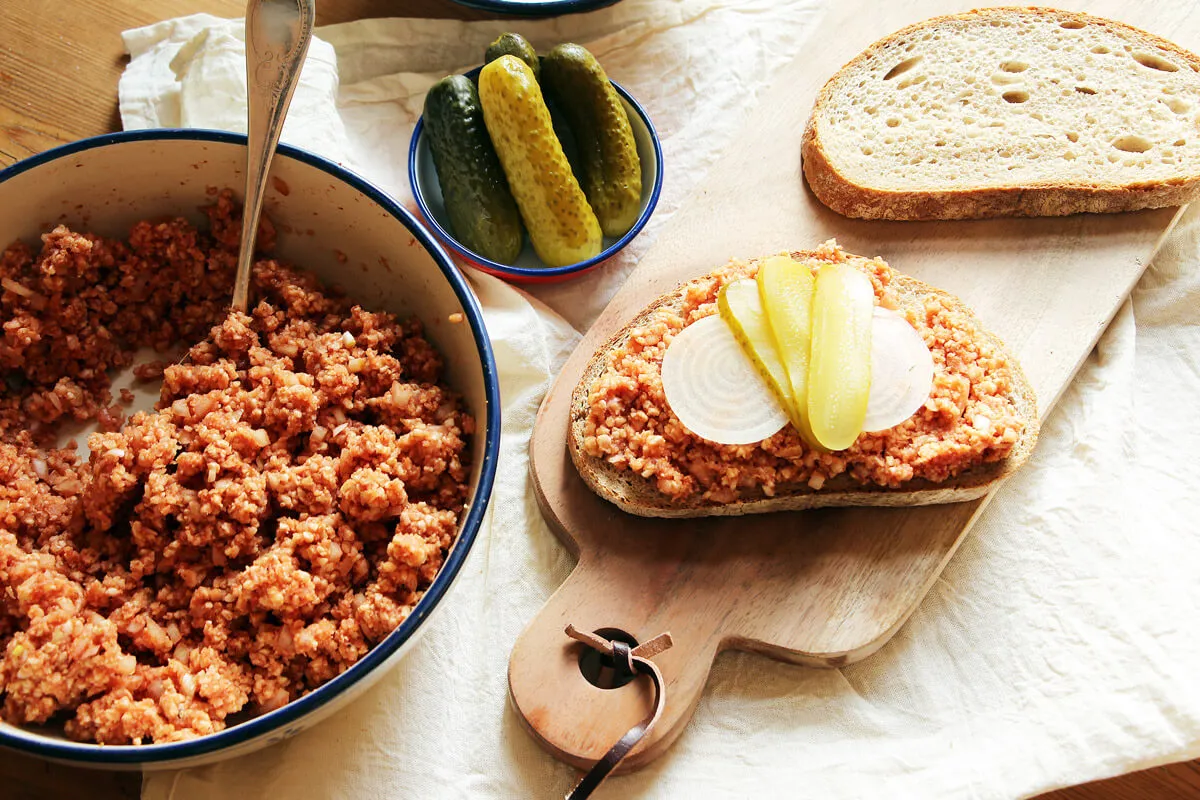 Veganes Mett in einer Schüssel, bereit zum Servieren mit Beilagen