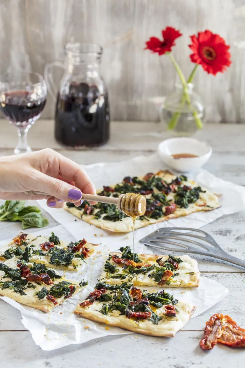 Vegetarischer Flammkuchen mit Blattspinat und getrockneten Tomaten
